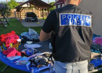 Sute de produse suspectate că sunt contrafăcute, ridicate de polițiști într-o amplă operațiune