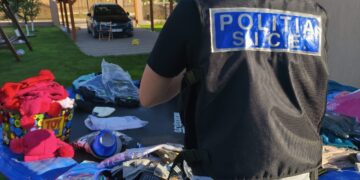 Sute de produse suspectate că sunt contrafăcute, ridicate de polițiști într-o amplă operațiune