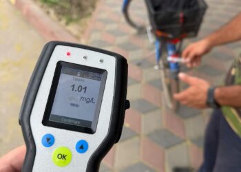 Zeci de bicicliști și utilizatori de trotinete, verificați de polițiști.