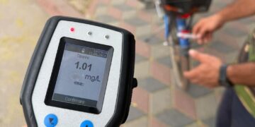 Zeci de bicicliști și utilizatori de trotinete, verificați de polițiști.