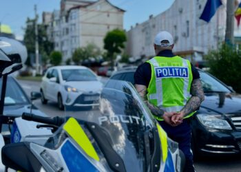 Zeci de bicicliști și utilizatori de trotinete, verificați de polițiști.