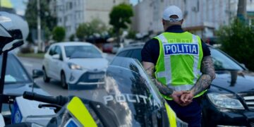 Zeci de bicicliști și utilizatori de trotinete, verificați de polițiști.