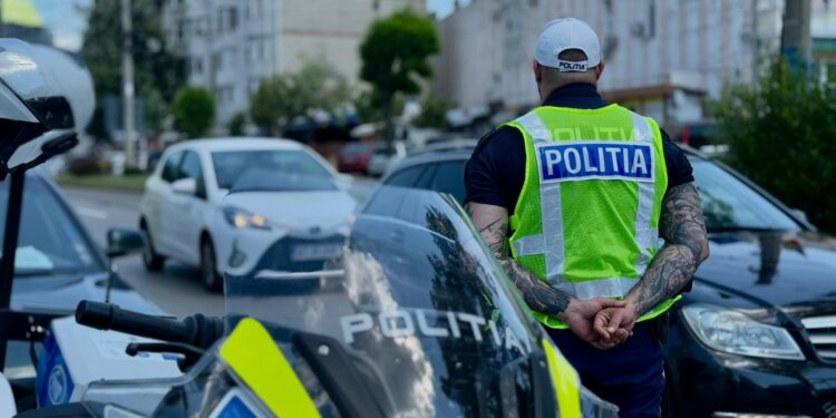 Zeci de bicicliști și utilizatori de trotinete, verificați de polițiști.