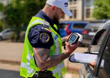 Zeci de bicicliști și utilizatori de trotinete, verificați de polițiști.