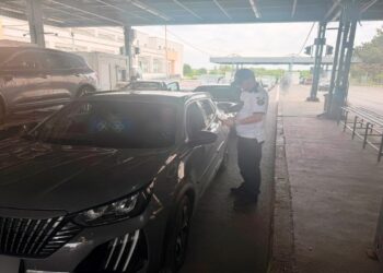 Un ucrainean, prins cu un permis de conducere fals ascuns printre acte