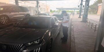 Un ucrainean, prins cu un permis de conducere fals ascuns printre acte