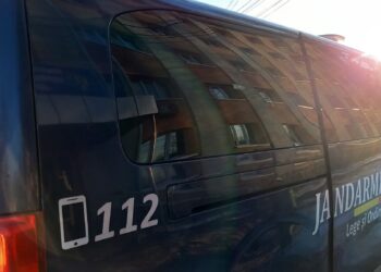 Femeie de 42 de ani, amendată cu 8.500 de lei după zeci de apeluri false la 112 și scandal în fața autorităților