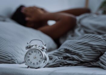 Te trezești cu câteva minute înainte să sune alarma? Specialiștii spun că nu este o coincidență. Ce se întâmplă, de fapt, în corpul tău