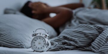 Te trezești cu câteva minute înainte să sune alarma? Specialiștii spun că nu este o coincidență. Ce se întâmplă, de fapt, în corpul tău