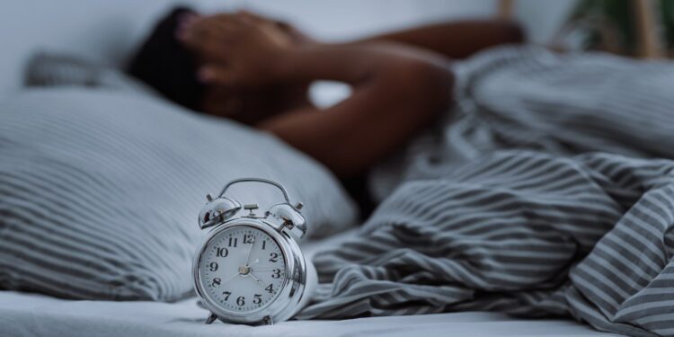 Te trezești cu câteva minute înainte să sune alarma? Specialiștii spun că nu este o coincidență. Ce se întâmplă, de fapt, în corpul tău