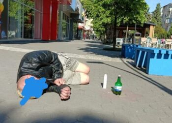 Bărbat găsit căzut pe trotuar, după ce a reclamat dispariția unui portofel cu 1.500 de lei