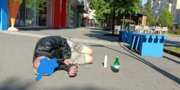 Bărbat găsit căzut pe trotuar, după ce a reclamat dispariția unui portofel cu 1.500 de lei