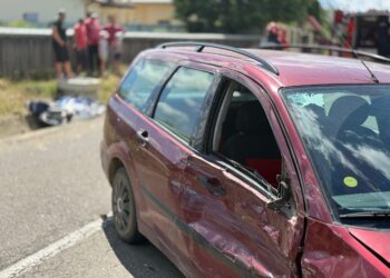 Motociclist rănit și o femeie transportată de urgență la spital după impactul violent cu o mașină