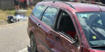 Motociclist rănit și o femeie transportată de urgență la spital după impactul violent cu o mașină
