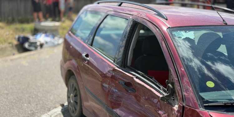 Motociclist rănit și o femeie transportată de urgență la spital după impactul violent cu o mașină