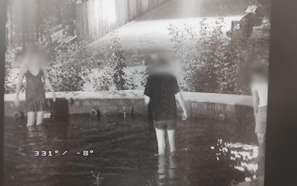 Scăldat ilegal în fântânile din Botoșani și alcool consumat în Centrul Istoric! Camerele de supraveghere au surprins totul
