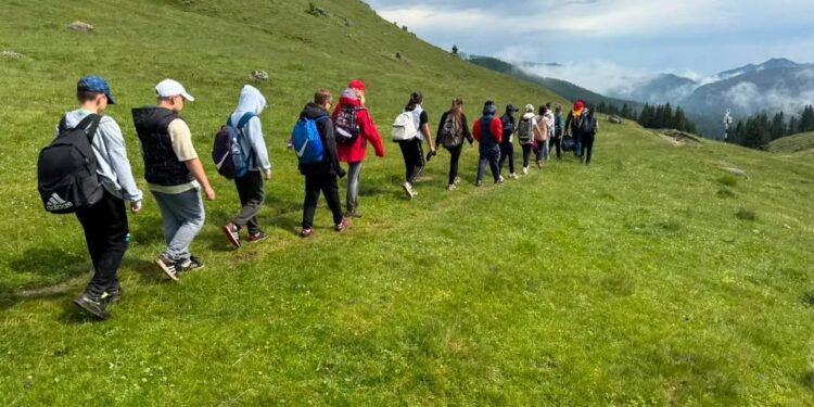 O profesoară, lovită de fulger în fața elevilor pe un traseu montan