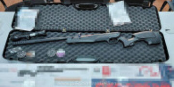 Carabină și aproape 300 de cartușe, găsite în casa unui tânăr de 25 de ani