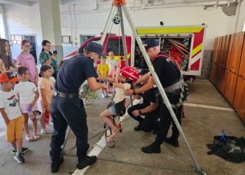 Lecție de viață la Dorohoi! Micii participanți la Școala de vară „JURJAC” au descoperit secretele pompierilor