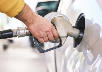 Benzina și motorina s-ar putea scumpi din nou. Conflictul din Orientul Mijlociu pune presiune pe prețurile carburanților