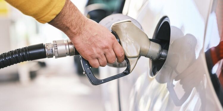 Benzina și motorina s-ar putea scumpi din nou. Conflictul din Orientul Mijlociu pune presiune pe prețurile carburanților
