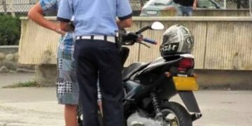 Urmărire ca în filme la Botoșani! Polițiștii au tras un foc de avertisment după un motociclist care a fugit pe câmp