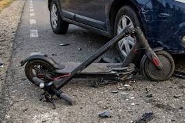 Accident cu trotineta electrică la Botoșani! Un tânăr de 18 ani a intrat într-o mașină și s-a ales cu dosar penal