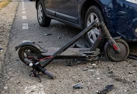 Accident cu trotineta electrică la Botoșani! Un tânăr de 18 ani a intrat într-o mașină și s-a ales cu dosar penal