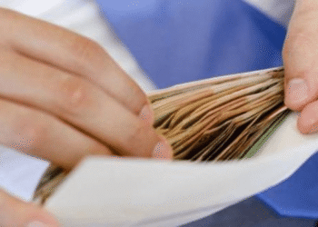 Anchetă după un gest inexplicabil! Un botoșănean a trimis 100 de euro odată cu o reclamație