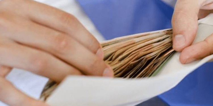 Anchetă după un gest inexplicabil! Un botoșănean a trimis 100 de euro odată cu o reclamație