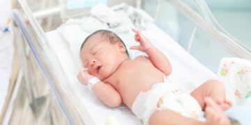 O femeie a devenit mamă la 55 de ani și a stabilit un nou record: „Bebelușul evoluează bine”