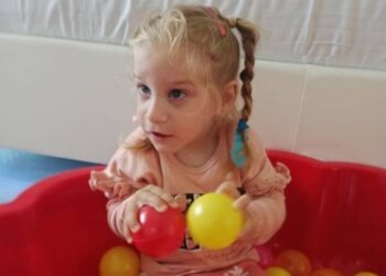Drama micuței Eliza-Mara. La doar 5 ani, copilăria ei înseamnă spitale și durere
