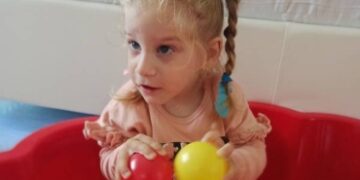 Drama micuței Eliza-Mara. La doar 5 ani, copilăria ei înseamnă spitale și durere