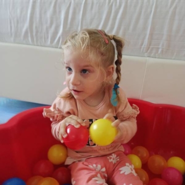 Drama micuței Eliza-Mara. La doar 5 ani, copilăria ei înseamnă spitale și durere