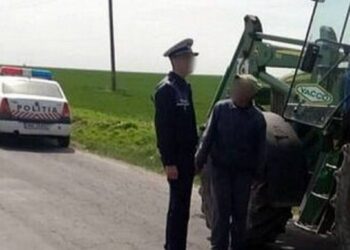 La 89 de ani, prins la volanul unui tractor fără permis! Bătrânul din Hudești s-a ales cu dosar penal