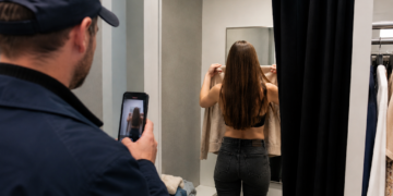 Scene revoltătoare într-un magazin din Botoșani! Un bărbat ar fi filmat pe ascuns o tânără în cabina de probă