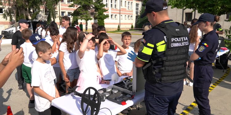 Academia Micilor Polițiști a făcut spectacol la Botoșani! Peste 150 de copii au asistat la intervenții spectaculoase ale mascaților SAS VIDEO