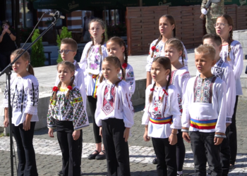 Emoție și patriotism în Centrul Istoric din Botoșani! Copiii au ridicat mulțimea în picioare de Ziua Imnului Național