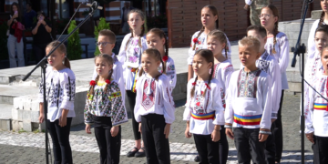 Emoție și patriotism în Centrul Istoric din Botoșani! Copiii au ridicat mulțimea în picioare de Ziua Imnului Național