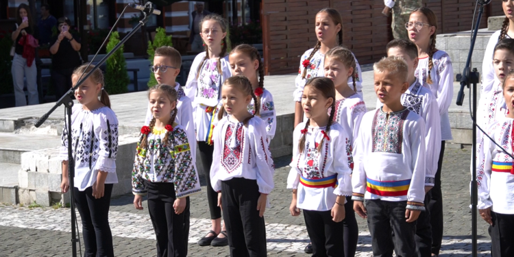 Emoție și patriotism în Centrul Istoric din Botoșani! Copiii au ridicat mulțimea în picioare de Ziua Imnului Național