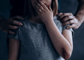 Minoră de 16 ani, exploatată sexual de o grupare. Victima ar fi fost amenințată cu moartea