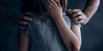 Minoră de 16 ani, exploatată sexual de o grupare. Victima ar fi fost amenințată cu moartea