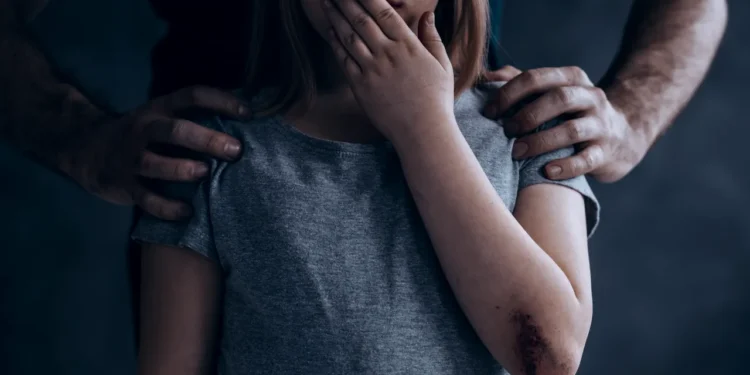 Minoră de 16 ani, exploatată sexual de o grupare. Victima ar fi fost amenințată cu moartea