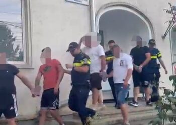 Scandal monstru la Rădăuți-Prut! Cinci tineri au dat buzna în casa unui bărbat și i-au distrus poarta, gardul și geamurile