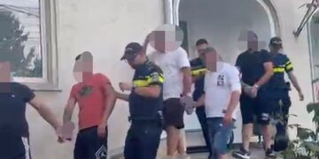 Scandal monstru la Rădăuți-Prut! Cinci tineri au dat buzna în casa unui bărbat și i-au distrus poarta, gardul și geamurile