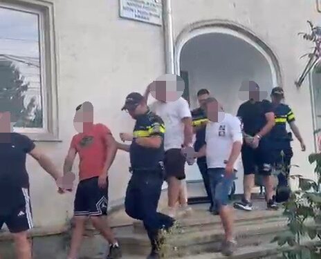 Scandal monstru la Rădăuți-Prut! Cinci tineri au dat buzna în casa unui bărbat și i-au distrus poarta, gardul și geamurile