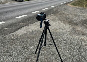 A gonit cu 122 km/h prin Dersca și a ignorat polițiștii! S-a ales cu amendă de 5.000 de lei și permisul suspendat
