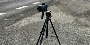 A gonit cu 122 km/h prin Dersca și a ignorat polițiștii! S-a ales cu amendă de 5.000 de lei și permisul suspendat