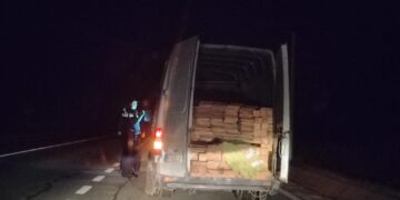 Razie în toiul nopții pe drumurile din Botoșani! Lemn de mii de lei, confiscat de polițiști