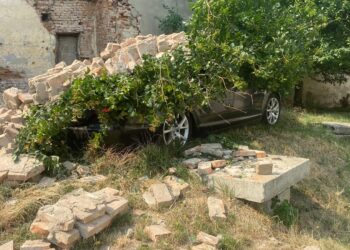 Perete prăbușit peste o mașină, pe strada Săvenilor din Botoșani! Clădirea reprezintă în continuare un pericol